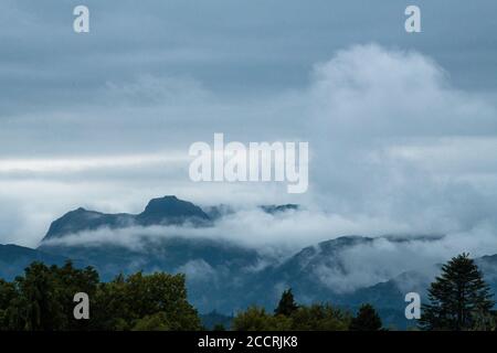 Les pikes de Langdale du district du lac sont recouverts de nuages bas à la tête du velley de Great Langdale dans le parc national. Banque D'Images