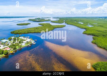 Floride,Matlacha Isles Shores,Matlacha Pass Aquatic Preserve,Shoreview Drive maisons,les îles de mangroves,vue aérienne de l'oiseau au-dessus, les visiteurs de tra Banque D'Images