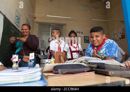 Sancti Spiritus, Cuba - 4 février 2015 : enfants pionniers à l'école Banque D'Images