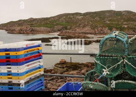 Videz les boîtes à poissons et les pots de homard sur la cale de Fionnphort, île de Mull, Écosse, Royaume-Uni Banque D'Images