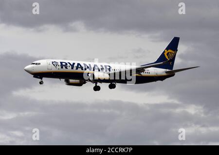 24 août 2020, Hessen, Francfort-sur-le-main : un avion passager de Ryanair s'approche de l'aéroport de Francfort avant des nuages sombres. Photo : Boris Roessler/dpa Banque D'Images