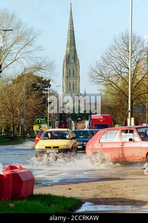 Une route inondée de Southampton Road, la route principale de Salisbury, au Royaume-Uni, suite à de fortes pluies en 2001. La cathédrale de Salisbury est visible en arrière-plan. Banque D'Images
