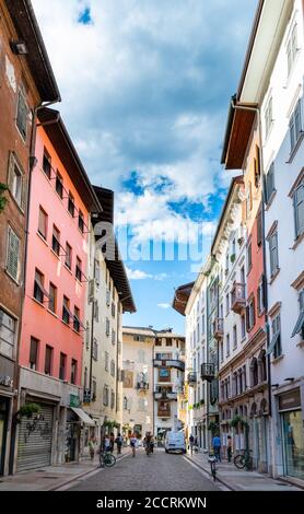 Trento, Trentin-Haut-Adige - 18 août 2020 : l'une des principales rues piétonnes du centre historique. Bâtiments historiques et personnes se balader Banque D'Images