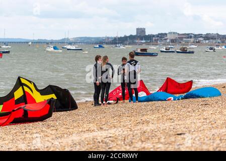 Des surfeurs de cerf-volant se sont rassemblés sur la plage de Thorpe Bay, à Southend on Sea, dans l'Essex, au Royaume-Uni, pour discuter des conditions lors d'une journée de mauvais temps. Canopies sur la plage Banque D'Images