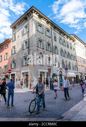 Trento, Trentin-Haut-Adige - 18 août 2020 : l'une des principales rues piétonnes du centre historique. Bâtiments historiques et personnes se balader Banque D'Images