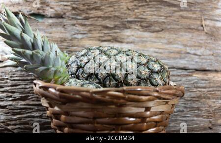 Ananas dans un panier en osier. Également connu comme ananas, en plus d'être délicieux il est encore riche en plusieurs nutriments. Il est consommé frais, dans Banque D'Images