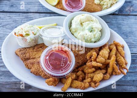 Pine Island Florida, Bokeelia, Capt'n con's Fish House, fruits de mer Shack, restaurant restaurants repas manger dehors café cafés bistrot, plaque de nourriture, riz, vendredi Banque D'Images