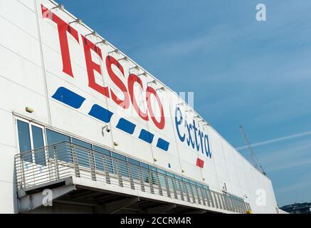 Slough, Berkshire, Royaume-Uni. 7 mai 2020. Le supermarché Tesco Extra à Slough, dans le Berkshire, est resté ouvert pendant le confinement de la pandémie Covid-19 du coronavirus pour les achats essentiels. Crédit : Maureen McLean/Alay Banque D'Images