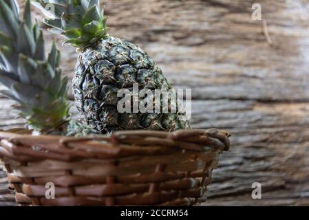 Ananas dans un panier en osier. Également connu comme ananas, en plus d'être délicieux il est encore riche en plusieurs nutriments. Il est consommé frais, dans Banque D'Images