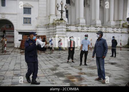 Katmandou. 24 août 2020. La police népalaise emprisonne les personnes qui désobéissent à l'ordonnance d'interdiction mise en place pour contrôler la pandémie COVID-19 dans les locaux de la place Basantapur Durbar à Katmandou, au Népal, le 24 août 2020. Credit: Sulav Shrestha/Xinhua/Alamy Live News Banque D'Images