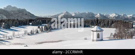 Panorama von Winterlandschaft mit Kapelle im Allgäu Banque D'Images