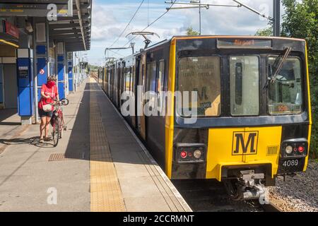 Cycliste adulte portant un masque facial avec vélo sur Tyne et portant la station Metro South Hylton, nord-est de l'Angleterre, Royaume-Uni Banque D'Images