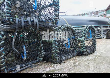 Pots de homard et de crabe séchant sur le port Banque D'Images