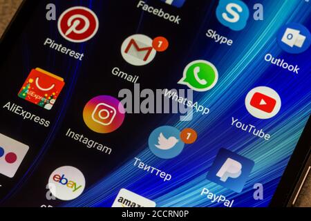 Adygea, Russie - 3 janvier 2018 : WhatsApp, YouTube, instagram, Facebook, Skype et d'autres icônes d'applications sur l'écran du smartphone Xiaomi Banque D'Images