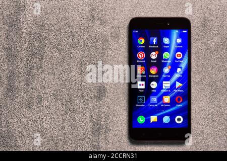 Adygea, Russie - 3 janvier 2018 : icônes d'applications WhatsApp, YouTube, instagram, Facebook, Skype, Amazon, Twitter, pinterest et autres sur l'écran des s Banque D'Images