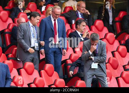 Lisbonne, Portugal. FILO 2020 football: Finale de la Ligue des champions 23.08.2020 FC Bayern Munich, Munich, Muenchen - Paris Saint Germain 1: 0 Karl-Heinz RUMMENIGGE (CEO, Management President FCB AG) Christian SEIFERT, CEO, Managing Director DFL Deutsche Fussball Liga GmbH, membre du conseil d'administration de DFL, Herbert HAINER, Adidas, président et ex-PDG de la FCB, sur Ehrentribune Peter Schatz/Pool/via/firosportphoto - LES RÈGLEMENTS de l'UEFA INTERDISENT TOUTE UTILISATION DE PHOTOGRAPHIES comme SÉQUENCES D'IMAGES et/ou QUASI-VIDÉO - agences de presse nationales et internationales HORS usage éditorial SEULEMENT | usage dans le monde crédit: dpa/Alay Live News Banque D'Images
