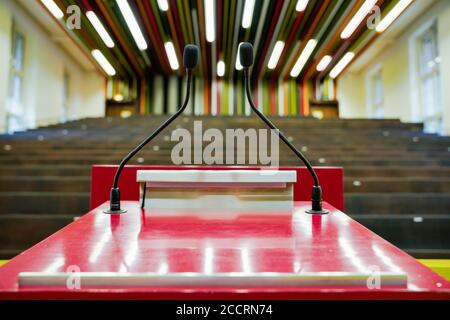 Heidelberg, Allemagne. 16 juillet 2020. Un lutrin est présent dans une salle de conférence de la Nouvelle Université de l'Université Ruprecht-Karls. Credit: Uwe Anspach/dpa/Alamy Live News Banque D'Images