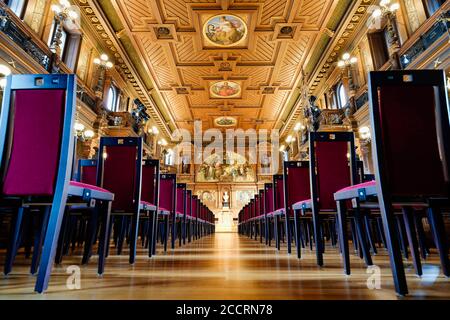 Heidelberg, Allemagne. 16 juillet 2020. Des rangées de chaises sont situées dans l'auditorium de l'ancienne université de Ruprecht-Karls-University. Credit: Uwe Anspach/dpa/Alamy Live News Banque D'Images