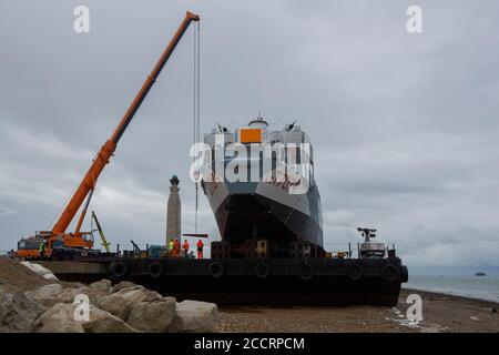 Portsmouth, Hampshire, Royaume-Uni. 24 août 2020. Les travailleurs préparent le LCT 7074, le dernier char amphibie d'atterrissage, qui sera transféré au Musée du jour J de Portsmouth, le lundi 24 août 2020. L'embarcation qui transportait à l'origine des chars et des soldats en Normandie, a été flottée par une barge du Musée national de la Marine royale, où elle a été restaurée, à la Promenade de Southsea, où une grue a construit un pont à la barge, Il pourrait donc être conduit jusqu'à sa nouvelle maison au musée du jour J. Crédit: Luke MacGregor/Alamy Live News Banque D'Images