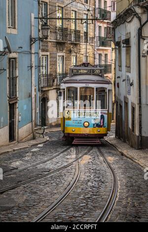 Lisbonne, Portugal - 1 juillet 2018 : tram Vintage dans l'étroite rue d'Alfama à Lisbonne. Banque D'Images