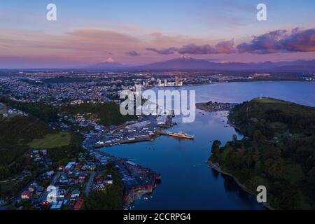 Vue aérienne de la ville de Puerto Montt avec ses Canal de Tenglo et sa baie dans le Reloncavi Banque D'Images