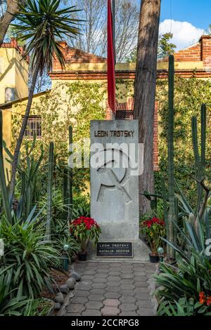 MEXICO, MEXIQUE - 22 février 2020 : tombeau de Léon Trotsky dans son musée de la Maison à Coyoacan, Mexico. Banque D'Images