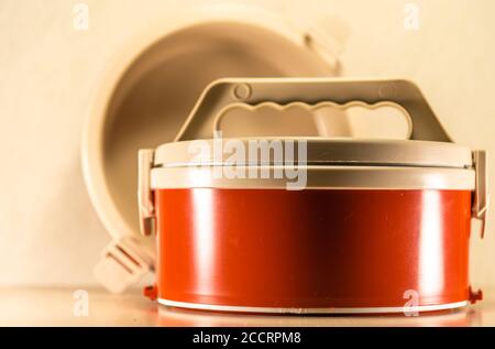 Marmitex en plastique. Types de boîtes-repas. Boîte à lunch en plastique. La boîte à lunch est le choix parfait pour ceux qui font habituellement des aliments avec beaucoup de sauce rouge, s Banque D'Images