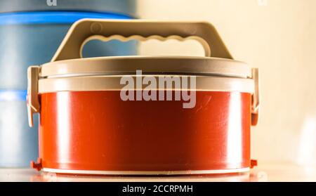 Marmitex en plastique. Types de boîtes-repas. Boîte à lunch en plastique. La boîte à lunch est le choix parfait pour ceux qui font habituellement des aliments avec beaucoup de sauce rouge, s Banque D'Images