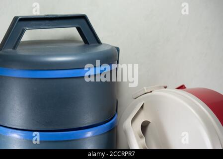 Marmitex en plastique. Types de boîtes-repas. Boîte à lunch en plastique. La boîte à lunch est le choix parfait pour ceux qui font habituellement des aliments avec beaucoup de sauce rouge, s Banque D'Images