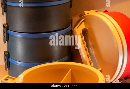 Marmitex en plastique. Types de boîtes-repas. Boîte à lunch en plastique. La boîte à lunch est le choix parfait pour ceux qui font habituellement des aliments avec beaucoup de sauce rouge, s Banque D'Images