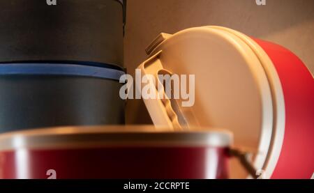 Marmitex en plastique. Types de boîtes-repas. Boîte à lunch en plastique. La boîte à lunch est le choix parfait pour ceux qui font habituellement des aliments avec beaucoup de sauce rouge, s Banque D'Images