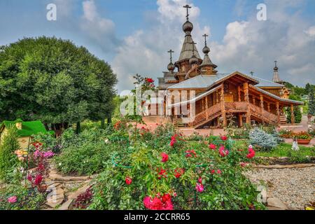 Novokuznetsk, Russie - 15 août 2020 : jardin de roses sur la cour avant du Temple chrétien du Saint Martyr Jean le guerrier à Novokuznetsk, Russie. BLI Banque D'Images