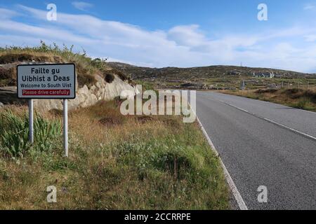 Failte Gu Uibhist a Deas Bienvenue à South Uist, veuillez conduire avec précaution panneau. La voie Hebridée. Brides extérieures. Highlands. Écosse. ROYAUME-UNI Banque D'Images