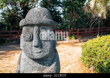 Dol hareubang pierre grand-père sculpture au parc Daepo Jusangjeolli dans l'île de Jeju, Corée Banque D'Images