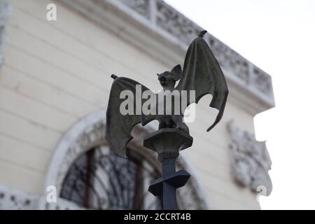 La Havane, Cuba: 7 février 2015: Cimetière du côlon, cabales de chauves-souris sur une clôture en fer forgé d'une pierre tombale Banque D'Images