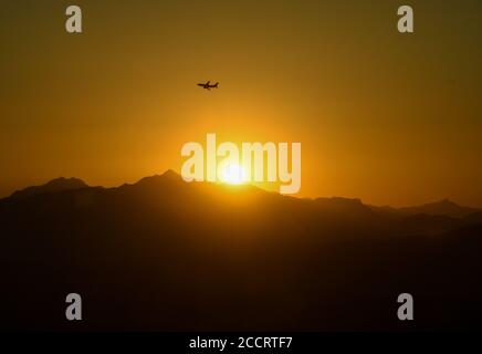 Pékin, Chine. 24 août 2020. Un avion survole Pékin, capitale de la Chine, le 24 août 2020. Credit: Chen Yehua/Xinhua/Alay Live News Banque D'Images