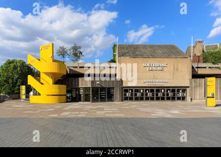 Southbank Center, extérieur du Queen Elizabeth Hall, célèbre salle de concert et de culture d'architecture brutaliste, Londres, Angleterre, Royaume-Uni Banque D'Images