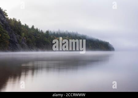 Brouillard sur le lac bon Echo Banque D'Images