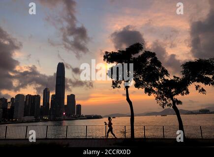 Hong Kong, Chine. 24 août 2020. Un citoyen qui se moque sur la rive du port de Victoria à Hong Kong, dans le sud de la Chine, le 24 août 2020. Le nombre de nouveaux cas quotidiens de COVID-19 à Hong Kong a été rétraité lundi à un chiffre pour la première fois depuis la troisième série de flambées, mais un responsable de la santé a toujours averti que l'épidémie n'a pas encore été complètement contenue. Le Centre pour la protection de la santé (CHP) de Hong Kong a signalé neuf nouvelles infections confirmées, dont sept cas locaux, lors d'une conférence de presse lundi après-midi, avec un total de 4,691 cas. Credit: Li Gang/Xinhua/Alay Live News Banque D'Images