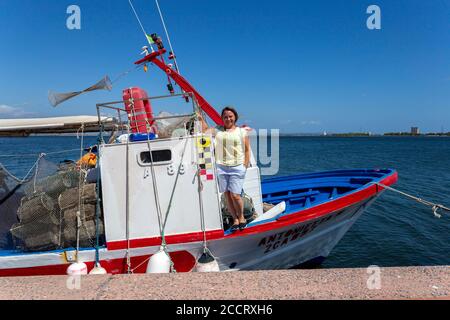 Sant'Antioco, Italie - 07 18 2020: Bateaux de pêche dans le port de Sant'Antioco, Sardaigne Banque D'Images