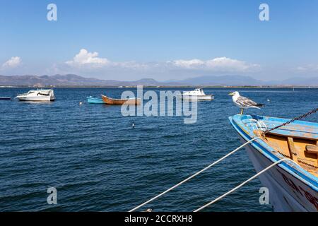 Sant'Antioco, Italie - 07 18 2020: Bateaux de pêche dans le port de Sant'Antioco, Sardaigne Banque D'Images
