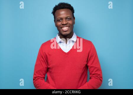 Portrait d'un jeune homme africain souriant. Banque D'Images