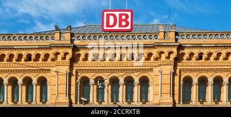 Logo de Deutsche Bahn, DB, au-dessus de l'entrée de la gare centrale historique de Hanovre, Allemagne, 22 août 2020 Banque D'Images