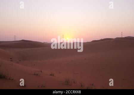 Magnifique lever de soleil dans le désert arabe, Riyadh, Arabie Saoudite. Espoir, nouveaux débuts et concept de demain plus lumineux. Banque D'Images