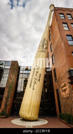 Louisville, Kentucky, 23 février 2020 : sculpture de chauve-souris de baseball surdimensionnée devant le musée et l'usine Louisville Slugger dans le centre-ville de Louisville, Kentucky Banque D'Images