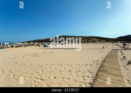 Setti Balles, Italie - 07 18 2020: La plage de la SU Giudeu dans le sud de la Sardaigne en été Banque D'Images