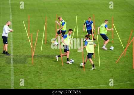 Caractéristique, le slalom passe à travers les tiges avec boule. GES/football/2. Bundesliga: Karlsruher SC - camp d'entraînement, 08/24/2020 football: 2. Bundesliga: KSC Trainingscamp, Bad Leonfelden, Autriche, 24 août 2020 | utilisation dans le monde entier Banque D'Images