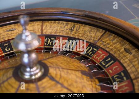 Gros plan sur la roue d'une ancienne roue de roulette. Banque D'Images