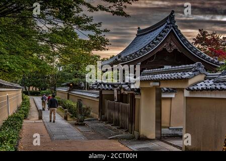 Allée dans la rue du quartier de Gion, Higashiyama, Kyoto, Japon Banque D'Images