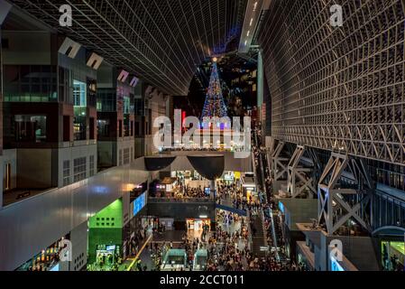 Hall de la gare de Kyoto avec décoration de Noël, Kyoto, Japon Banque D'Images